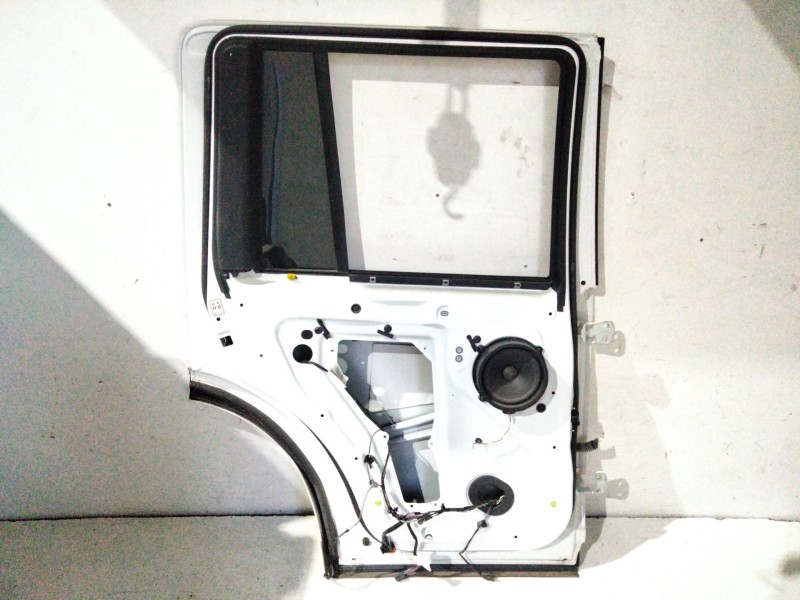 Recambio de puerta trasera izquierda para land rover discovery 5 referencia OEM IAM   