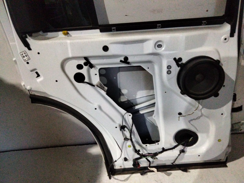 Recambio de puerta trasera izquierda para land rover discovery 5 referencia OEM IAM   