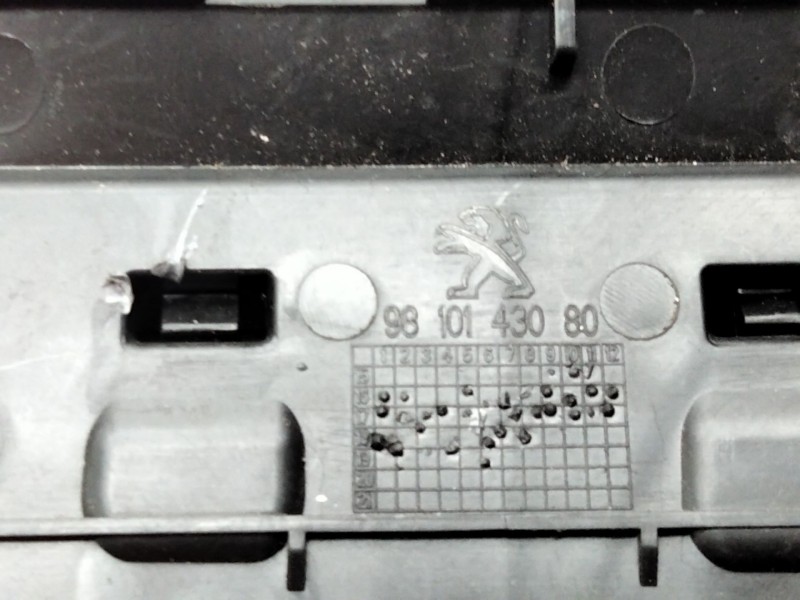 Recambio de aireador izquierdo para peugeot 3008 suv (mc_, mr_, mj_, m4_) 1.5 bluehdi 130 referencia OEM IAM 9810143080  