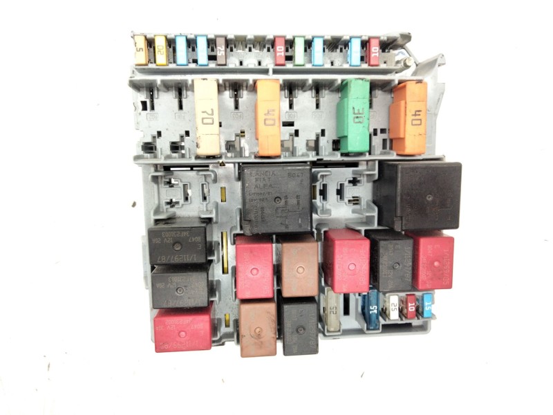 Recambio de caja fusibles para iveco daily vi furgón 33s16, 35s16, 35c16, 40c16, 50c16 referencia OEM IAM 51905216  