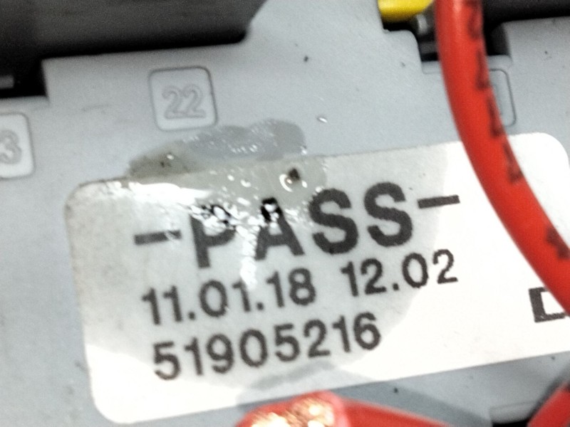 Recambio de caja fusibles para iveco daily vi furgón 33s16, 35s16, 35c16, 40c16, 50c16 referencia OEM IAM 51905216  
