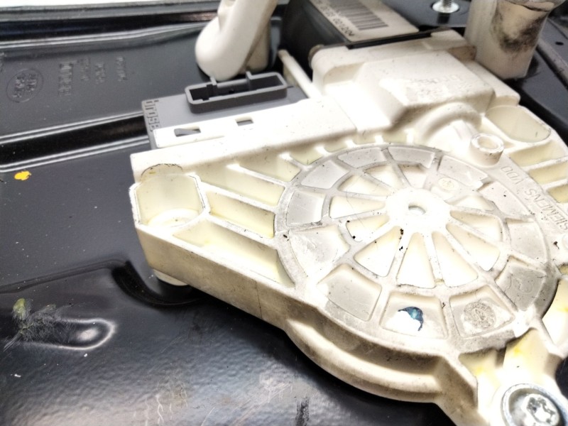 Recambio de elevalunas delantero izquierdo para land rover discovery iii (l319) 2.7 td 4x4 referencia OEM IAM D2R5A994730  