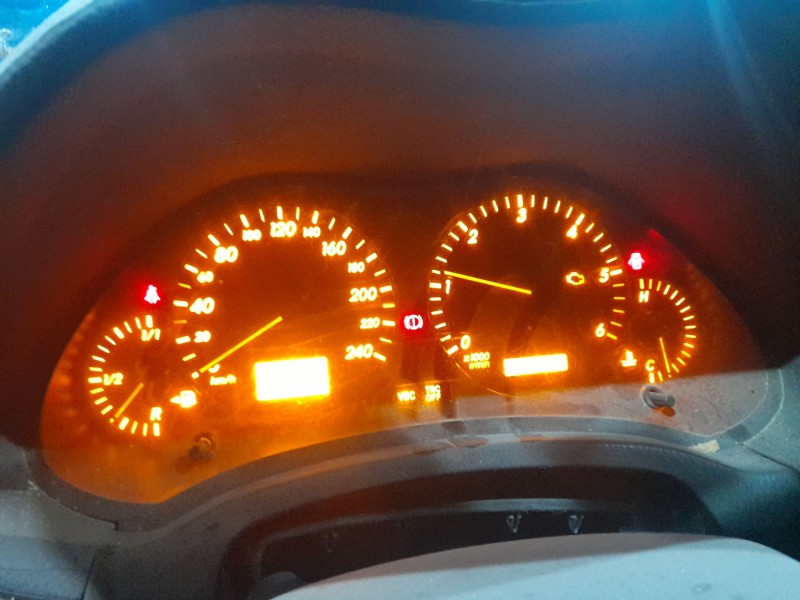 toyota avensis sedán (_t25_) del año 2005