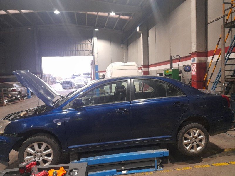 toyota avensis sedán (_t25_) del año 2005