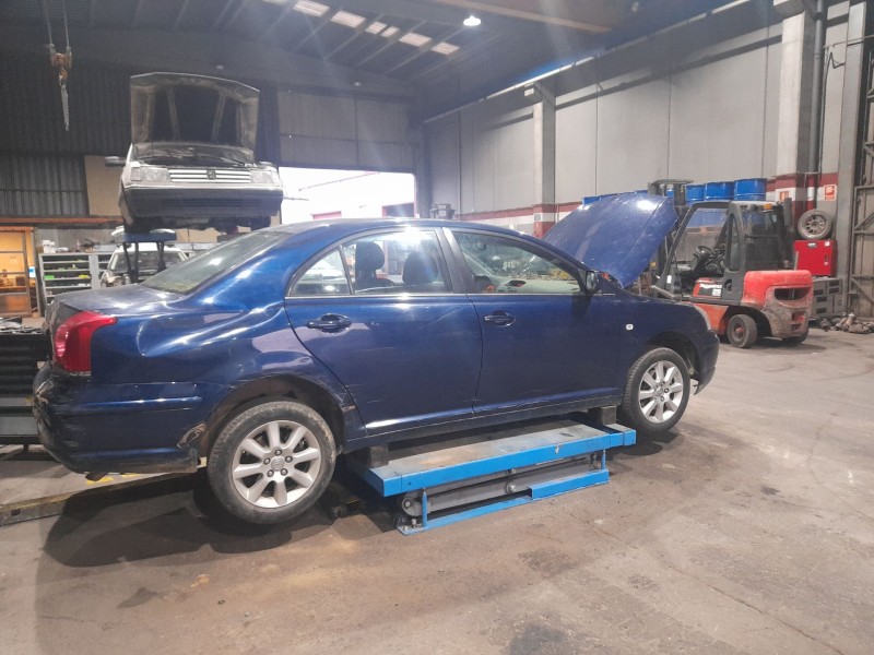 toyota avensis sedán (_t25_) del año 2005