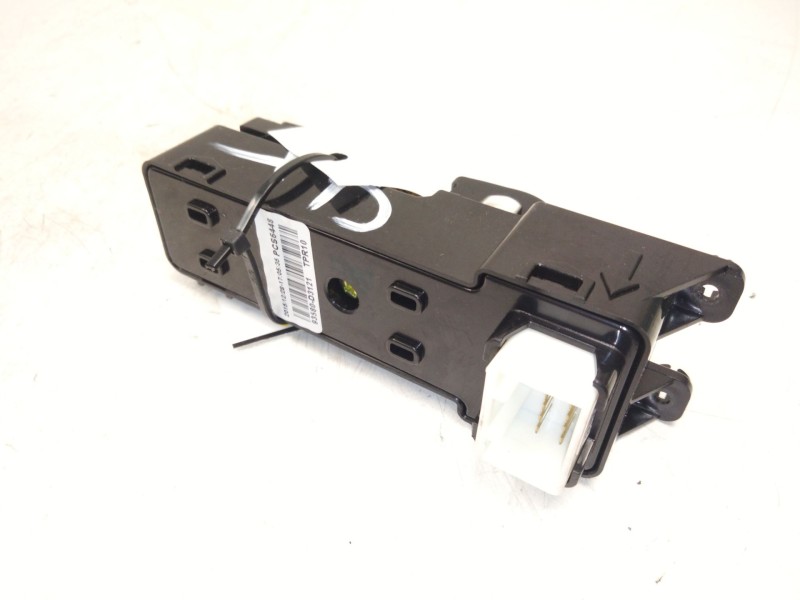 Recambio de mando elevalunas trasero derecho para hyundai tucson (tl, tle) 2.0 crdi referencia OEM IAM 93580D3121  