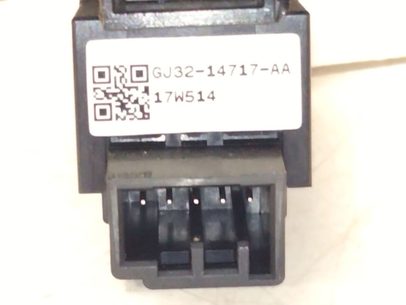 Recambio de mando elevalunas trasero izquierdo para land rover evoque 2.0 td4 cat referencia OEM IAM GJ3214717AA  