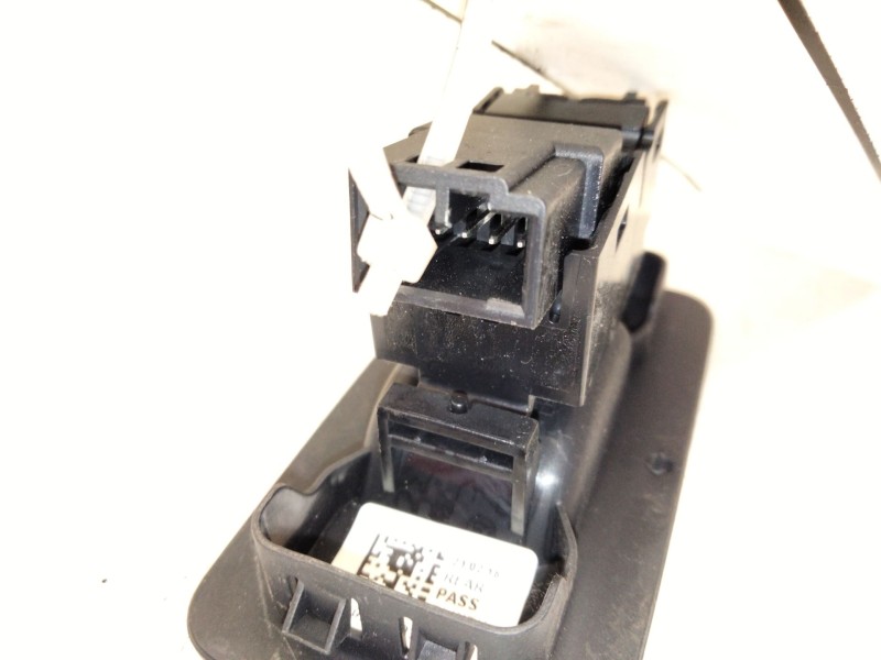 Recambio de mando elevalunas trasero derecho para land rover discovery sport (l550) 2.0 d referencia OEM IAM   