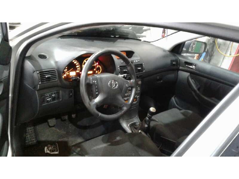 toyota avensis berlina (t25) del año 2006