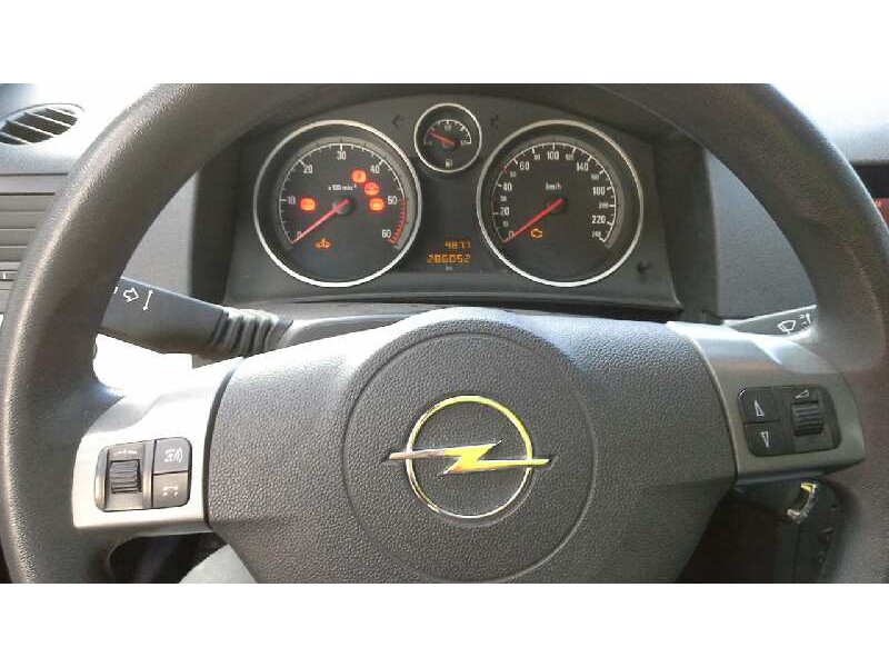 opel astra h berlina del año 2004