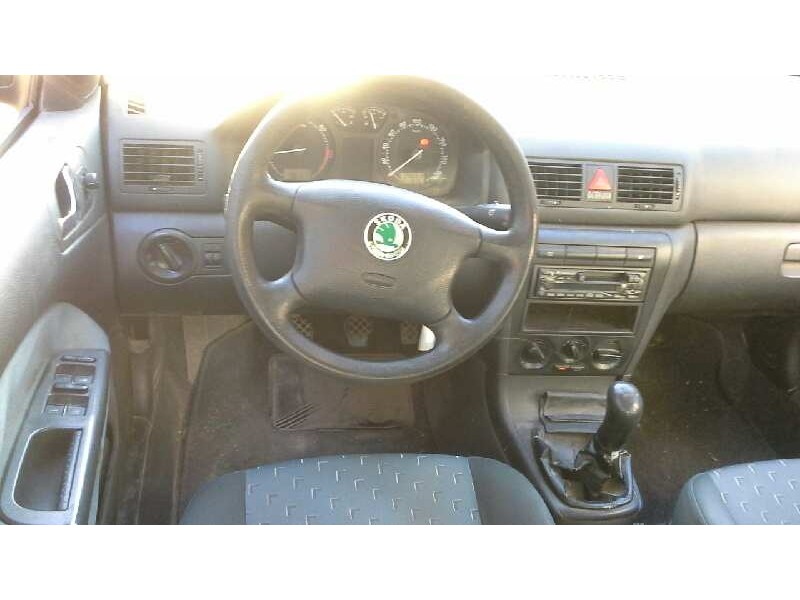 skoda octavia berlina (1u2) del año 2001