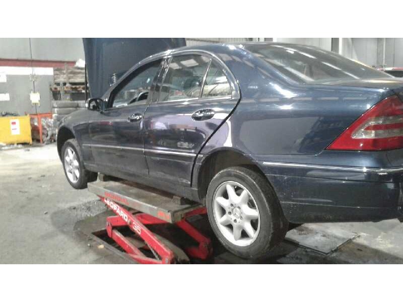 mercedes-benz clase c (w203) berlina del año 2001