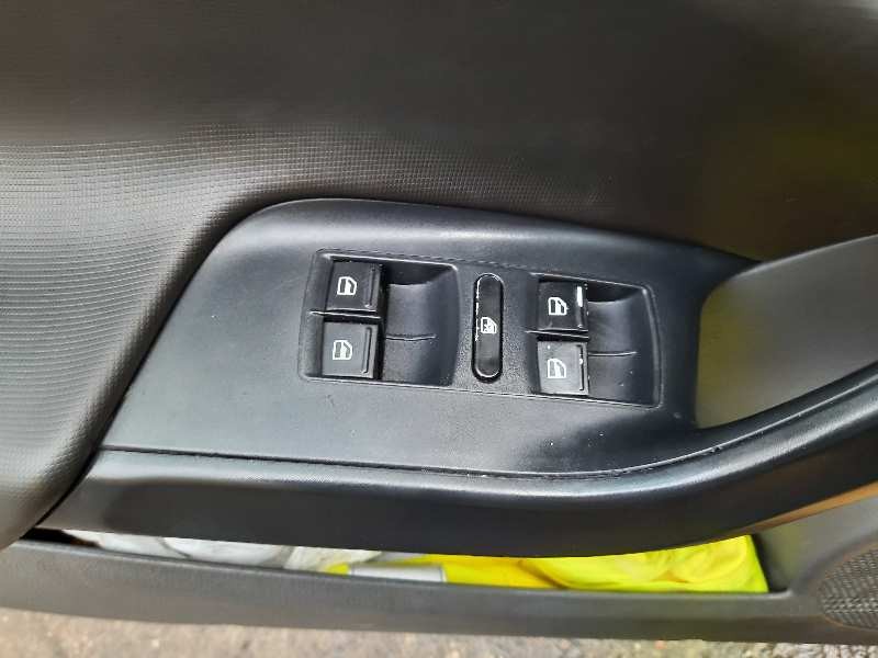 seat ibiza (6j5) del año 2008