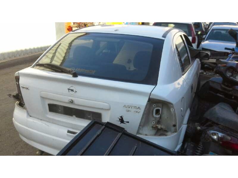 opel astra g berlina del año 2000