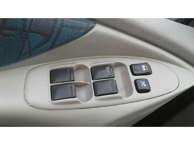 nissan almera tino (v10m) del año 2003