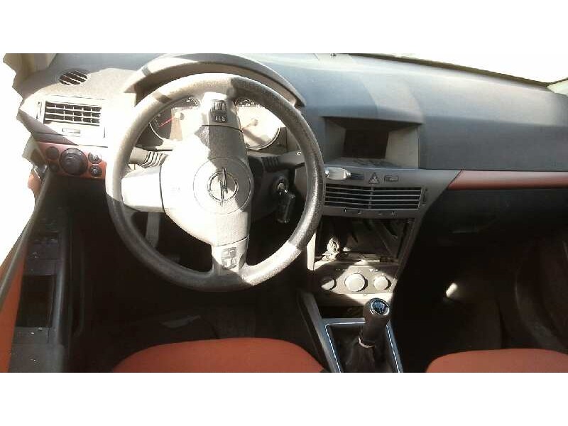 opel astra h berlina del año 2004