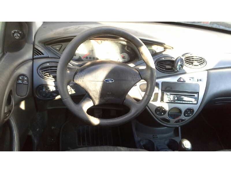 ford focus berlina (cak) del año 2001