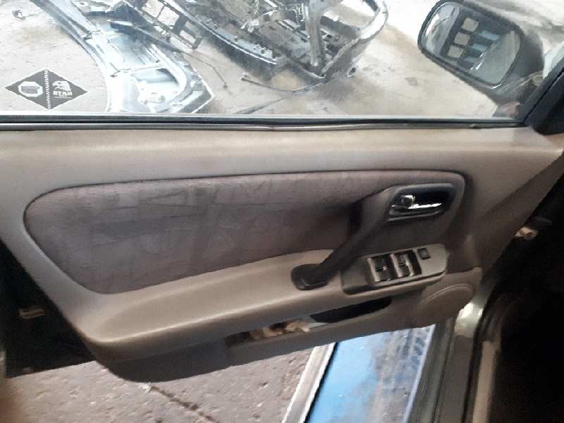 nissan primera berlina (p11) del año 2000