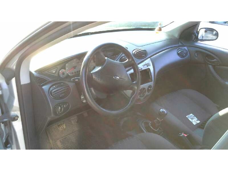 ford focus berlina (cak) del año 2001