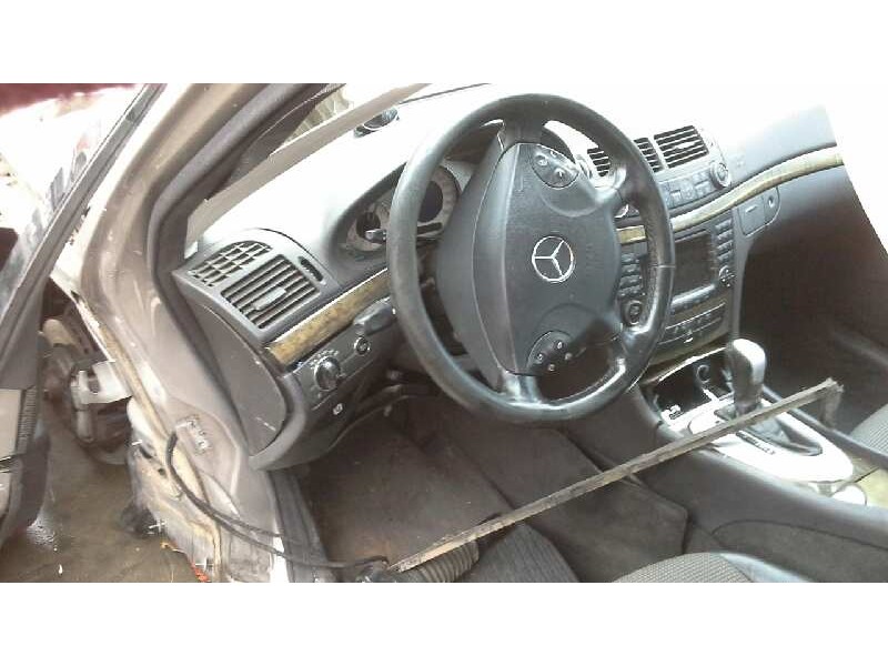 mercedes-benz clase e (w211) berlina del año 2004