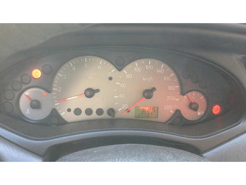 ford focus berlina (cak) del año 2000