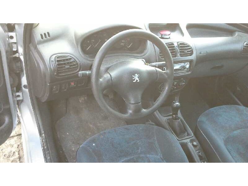 peugeot 206 berlina del año 2001