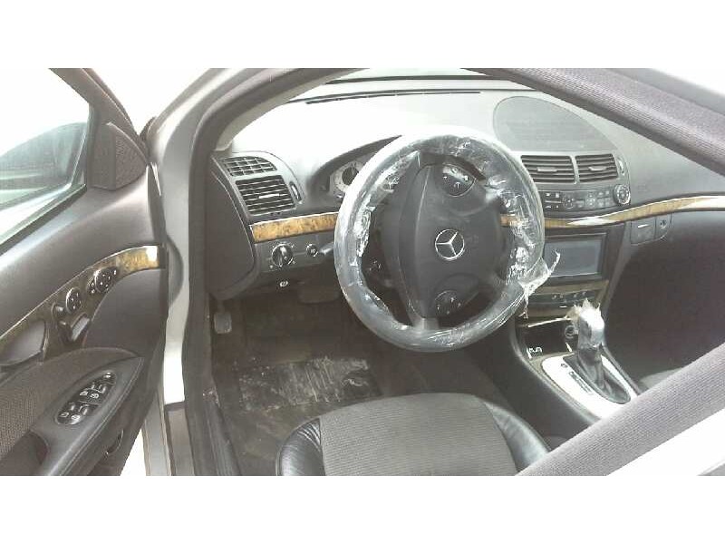 mercedes-benz clase e (w211) berlina del año 2005