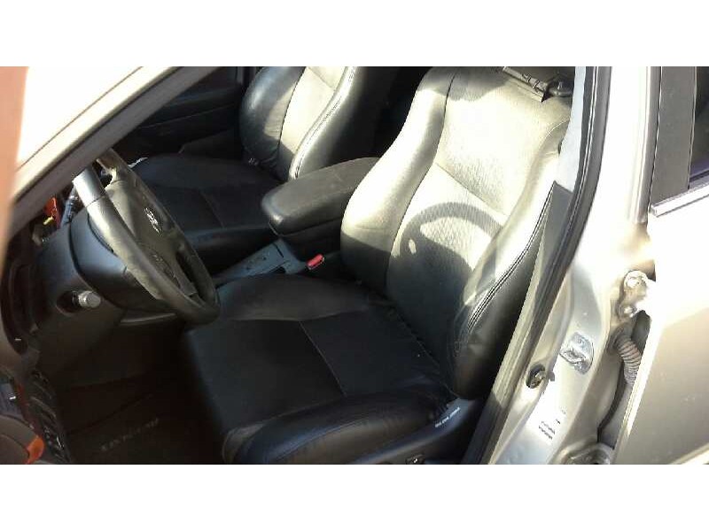 toyota avensis berlina (t25) del año 2003