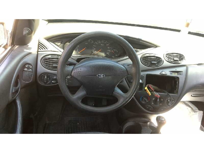 ford focus berlina (cak) del año 2001