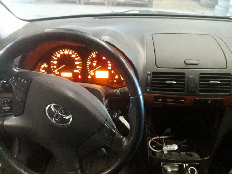 toyota avensis berlina (t25) del año 2008