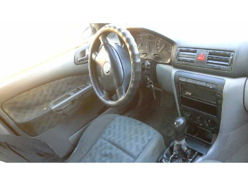 skoda octavia berlina (1u2) del año 1998