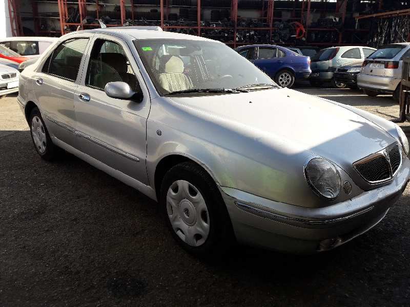 lancia lybra berlina del año 2000