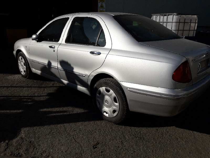 lancia lybra berlina del año 2000