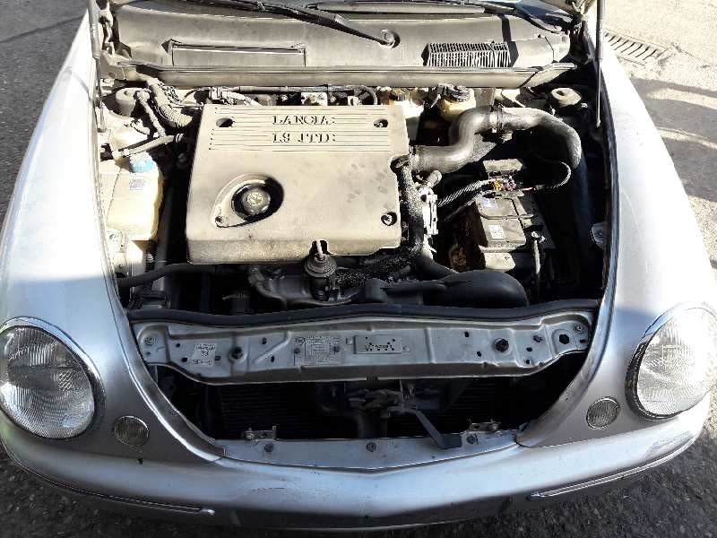 lancia lybra berlina del año 2000