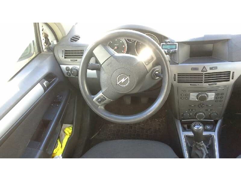 opel astra h berlina del año 2004