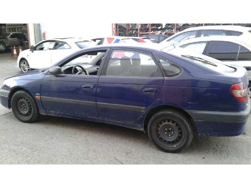 toyota avensis berlina (t 22) del año 2001