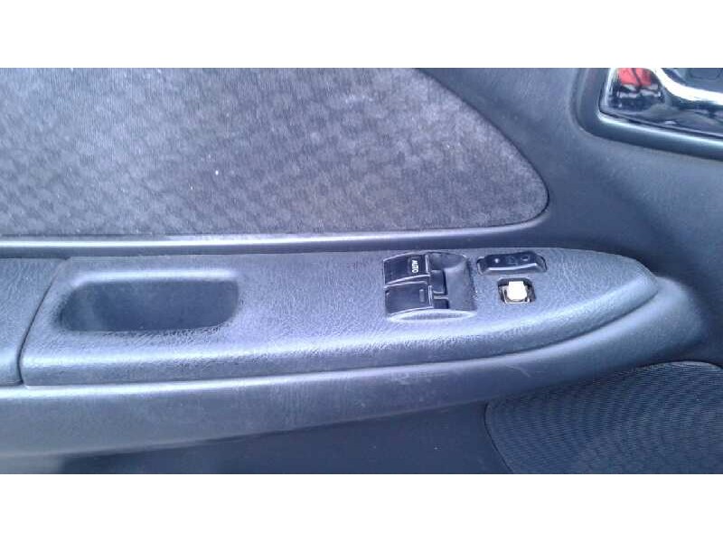 toyota avensis berlina (t 22) del año 2001