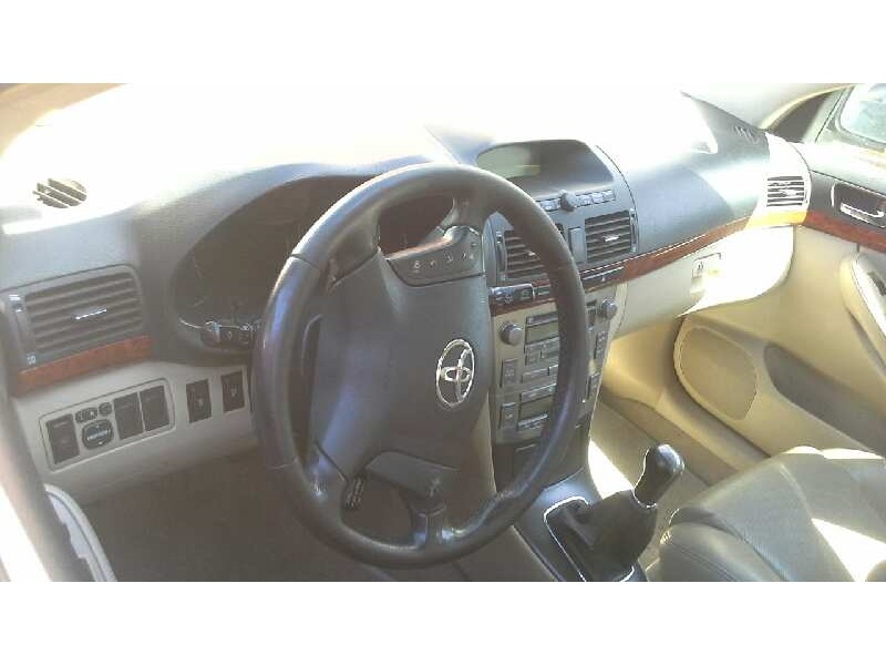 toyota avensis berlina (t25) del año 2005