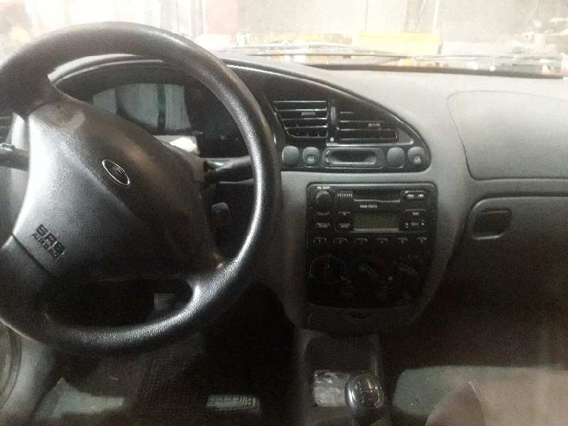 ford fiesta berlina (dx) del año 2001