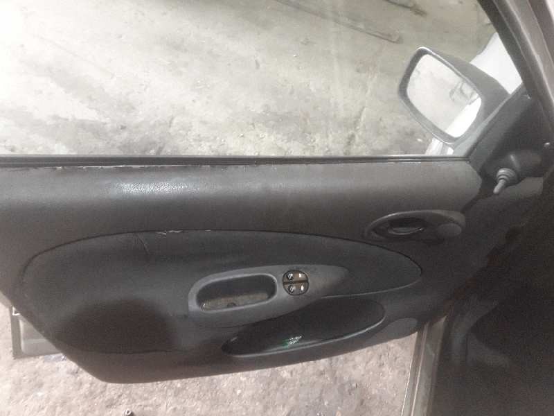 ford fiesta berlina (dx) del año 2001