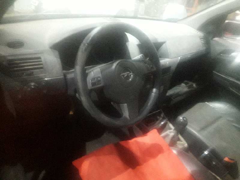 opel astra h berlina del año 2004