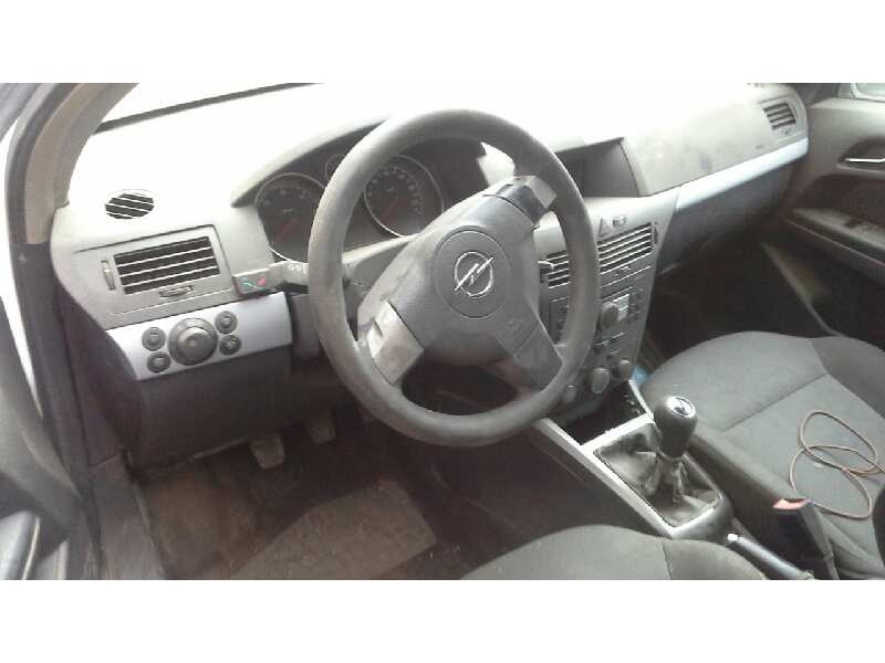opel astra h berlina del año 2004