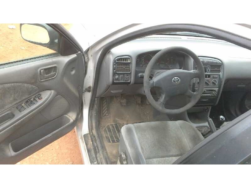 toyota avensis berlina (t 22) del año 2001