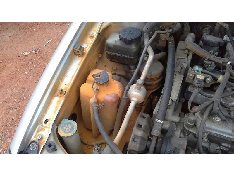 toyota avensis berlina (t 22) del año 2001