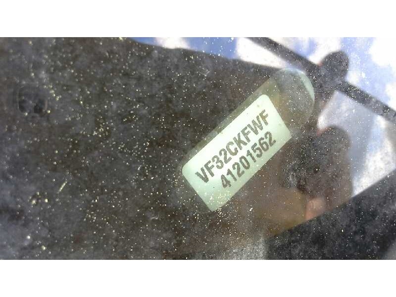 peugeot 206 berlina del año 2000