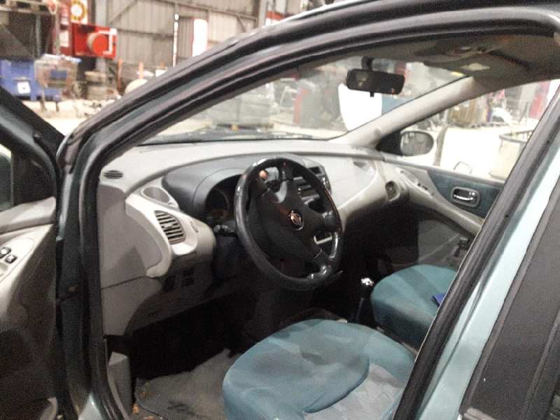 nissan almera tino (v10m) del año 2001