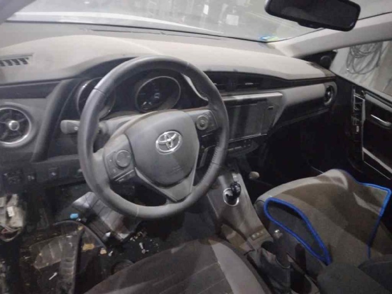 toyota auris del año 2015