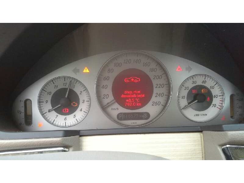 mercedes-benz clase e (w211) berlina del año 2004