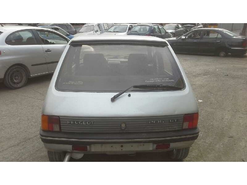 peugeot 205 berlina del año 1986