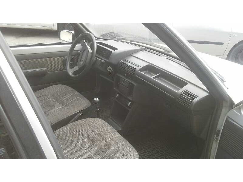 peugeot 205 berlina del año 1986